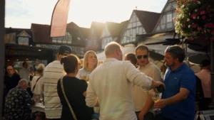 Header Clips.00_00_26_11.Standbild008 Freunde treffen auf dem Celler Weinmarkt